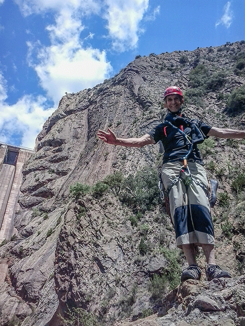 José Ramón Caso posa alegremente después de haber realizado la escalada a esta pared.